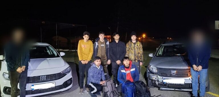 KAÇAK GÖÇMENLERİ JANDARMA YAKALADI