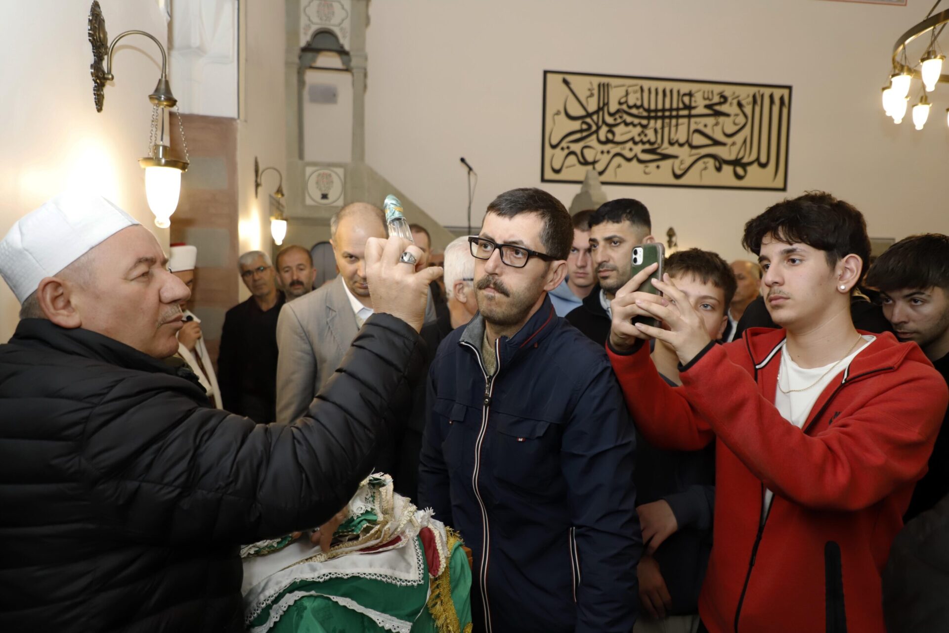 Kadir Gecesi’nde tarihi camide Sakal-ı Şerif’i ziyaret ettiler Kadir Gecesi’nde tarihi camide Sakal-ı Şerif’i ziyaret ettiler