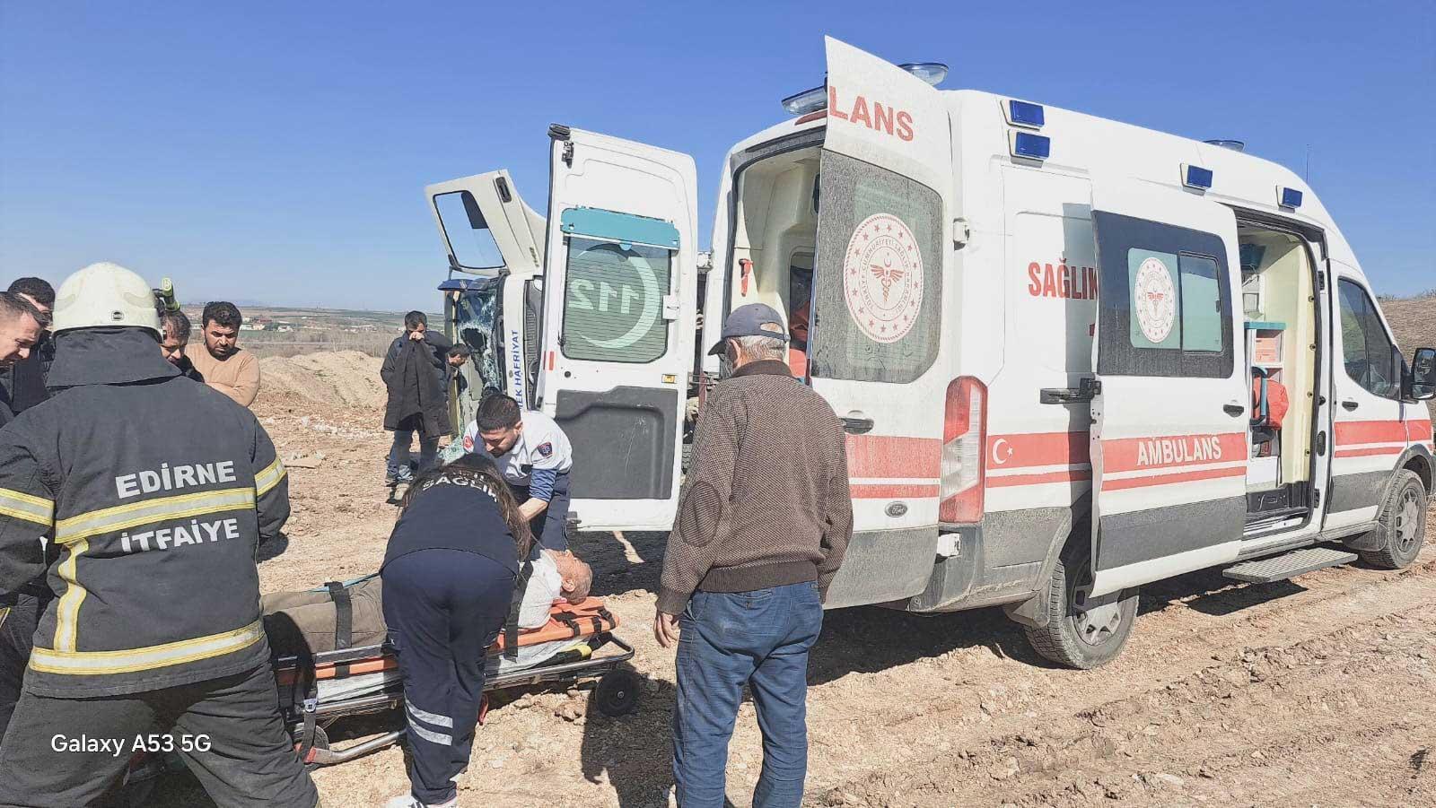 Kamyon, hafriyat boşaltırken devrildi; sürücü yaralı Kamyon, hafriyat boşaltırken devrildi; sürücü yaralı