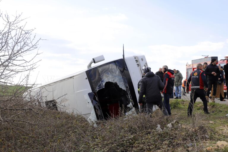 Öğrenci Servisi Şarampole Devrildi: 27 Yaralı