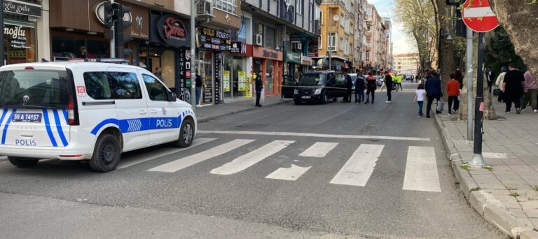 KIRMIZI IŞIKTA BEKLERKEN SİLAHLA VURULDU