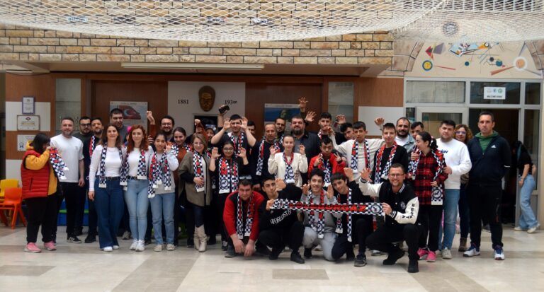 Lüleburgaz’da özel öğrencilere Beşiktaş atkısı hediye ettiler