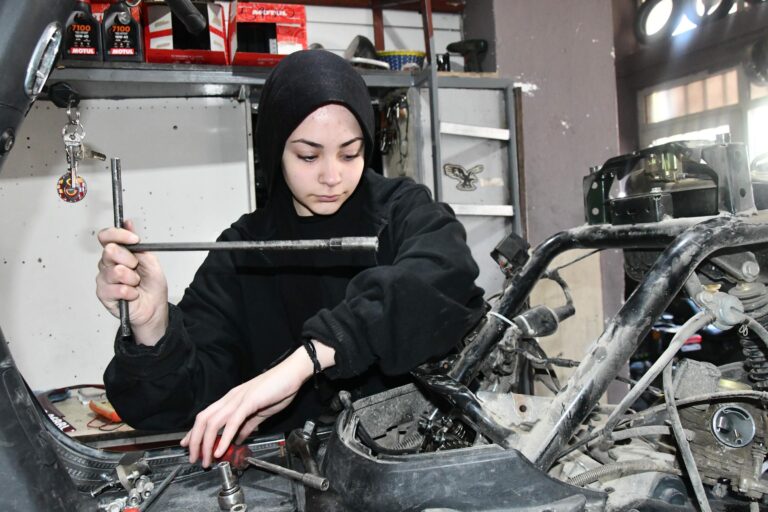 Melisa, babasının iş yerinde motosiklet tamiri yapıyor | Çorlu’da Haber