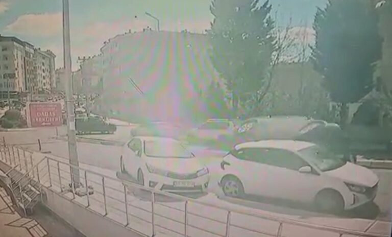 Otomobil, 3 araca çarpıp yan yattı; kaza kamerada | Çorlu’da Haber