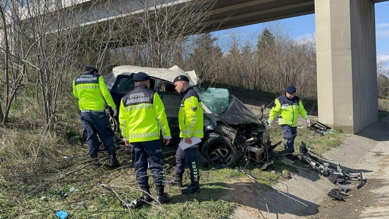 Otomobil, köprü ayağına çarptı; Sırp dansçı öldü, 3 arkadaşı yaralı | Çorlu’da Haber