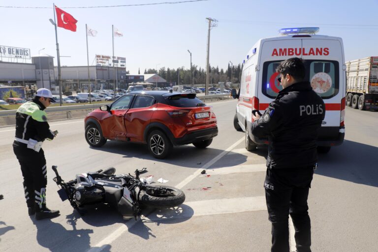 Otomobille çarpışan motosikletin ehliyetsiz ve kasksız sürücüsü ağır yaralandı