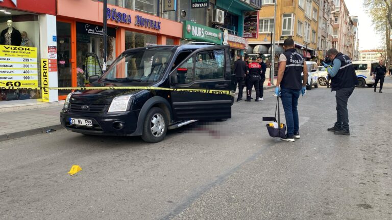 Otomobille kırmızı ışıkta beklerken, silahlı saldırıda yaralandı | Çorlu’da Haber