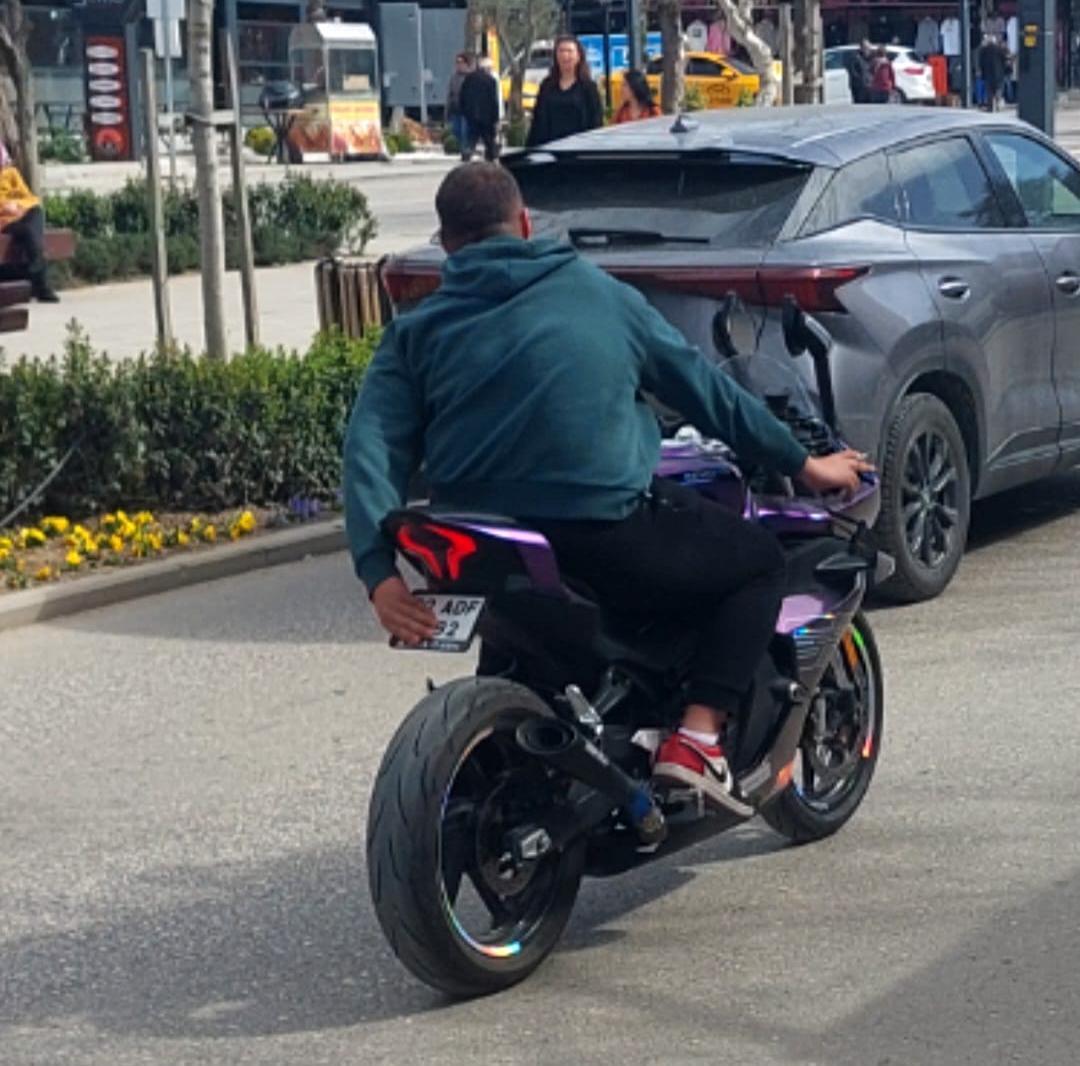 Polisten kaçmaya çalışan motosiklet sürücüsüne ceza kesilip, ehliyeti iptal edildi Polisten kaçmaya çalışan motosiklet sürücüsüne ceza kesilip, ehliyeti iptal edildi