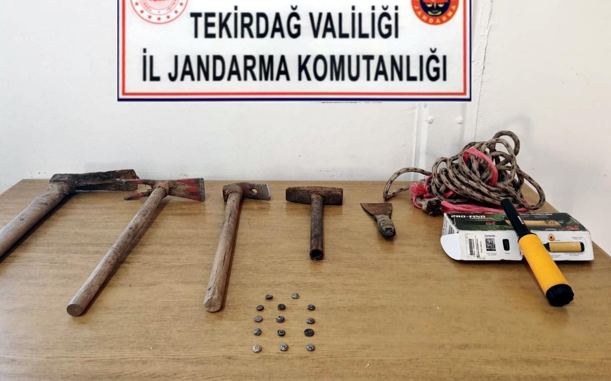 Şarköy’de sikke ve kazı malzemeleri ele geçirildi: 3 gözaltı | Çorlu’da Haber Şarköy’de sikke ve kazı malzemeleri ele geçirildi: 3 gözaltı | Çorlu’da Haber