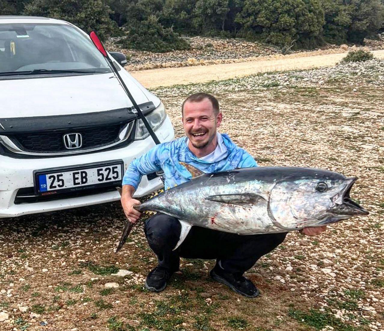 Saros’ta kıyıdan oltayla 30 kiloluk orkinos yakaladı Saros’ta kıyıdan oltayla 30 kiloluk orkinos yakaladı
