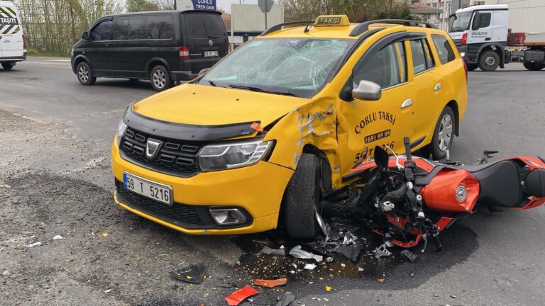 Taksi ile çarpışan motosikletin sürücüsü ağır yaralandı | Çorlu’da Haber