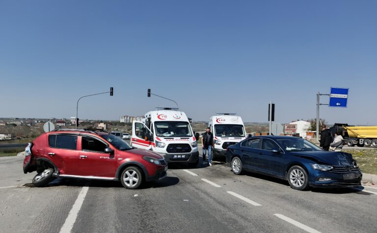 Tekirdağ’da 2 otomobil çarpıştı; 5 yaralı | Çorlu’da Haber