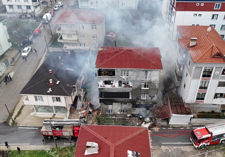Tekirdağ’da 4 katlı binada doğal gaz kaynaklı patlama: 2 yaralı (4) | Çorlu’da Haber