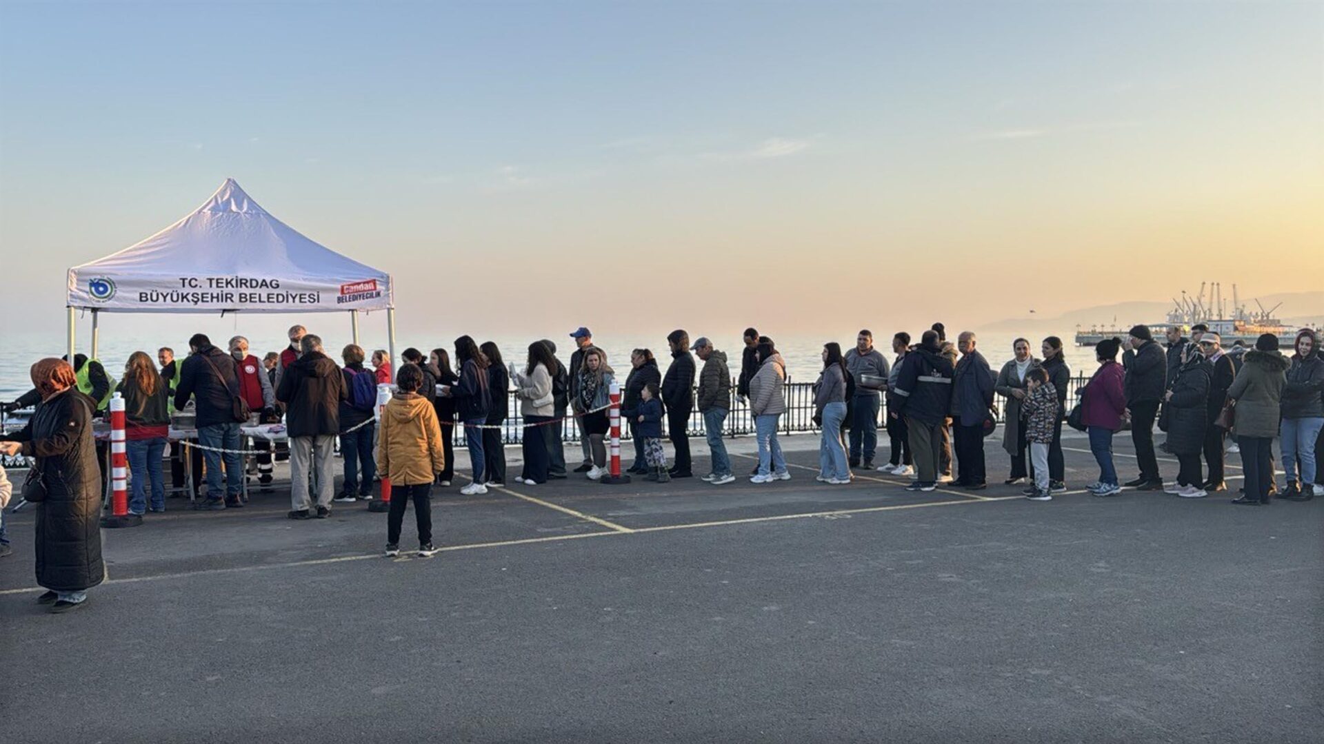 Tekirdağ’da 5 bin kişinin katıldığı iftar etkinliğinde uzun kuyruklar oluştu | Çorlu’da Haber Tekirdağ’da 5 bin kişinin katıldığı iftar etkinliğinde uzun kuyruklar oluştu | Çorlu’da Haber