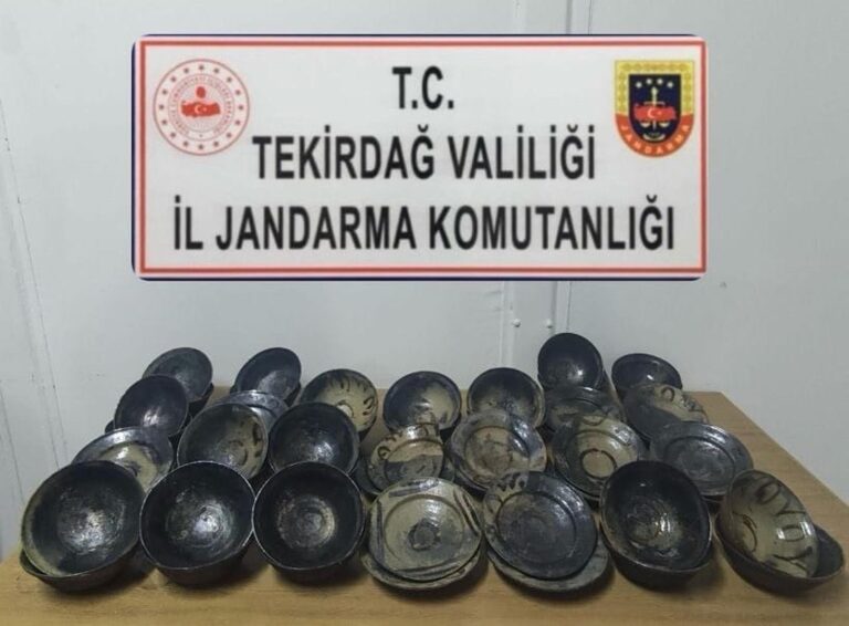 Teknede tarihi olduğu değerlendirilen 50 tabak ele geçirildi | Çorlu’da Haber