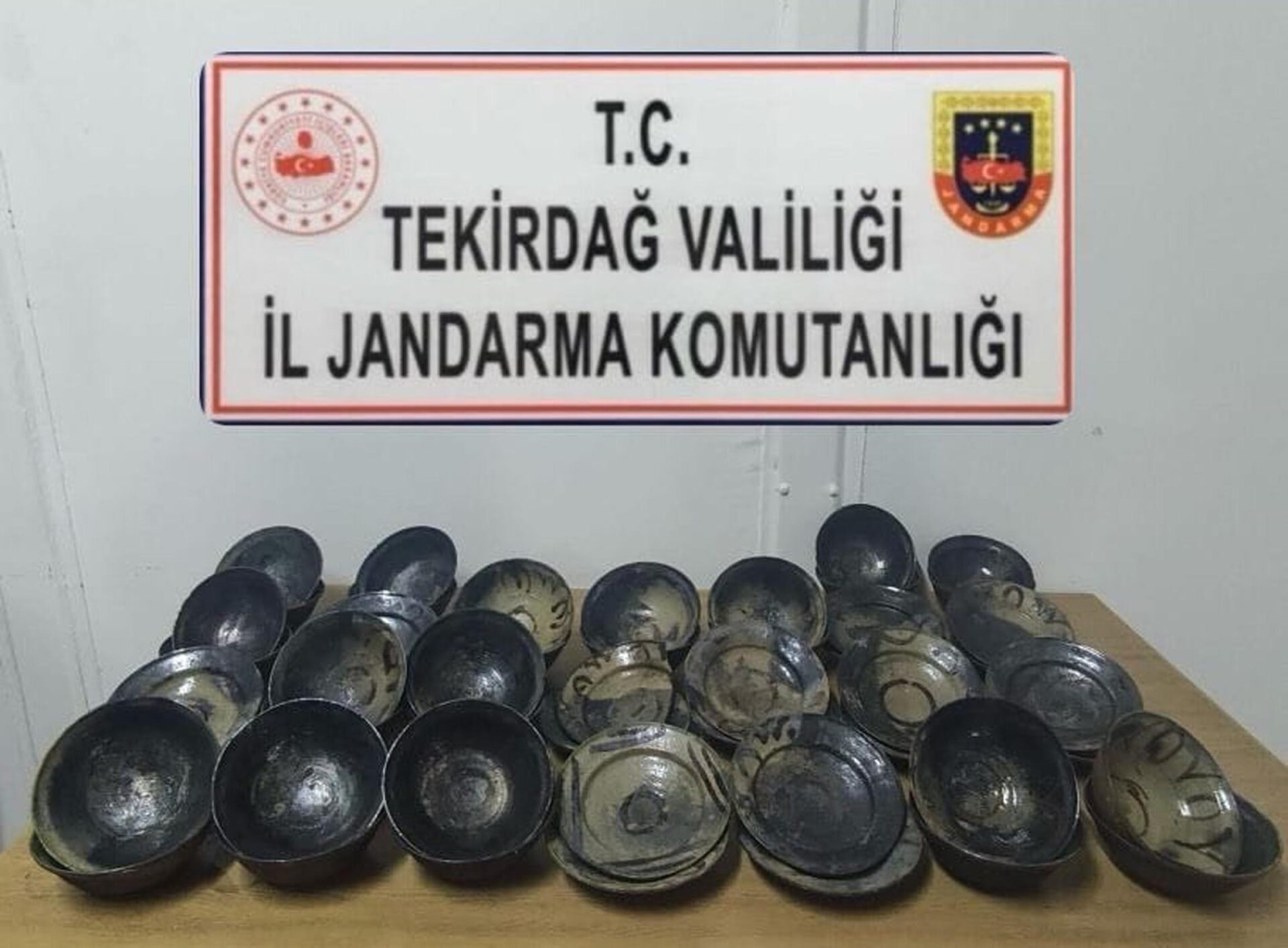 Teknede tarihi olduğu değerlendirilen 50 tabak ele geçirildi | Çorlu’da Haber Teknede tarihi olduğu değerlendirilen 50 tabak ele geçirildi | Çorlu’da Haber