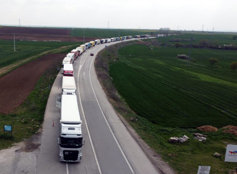 TIR sürücüleri, bayramda sınır kapısında kuyrukta