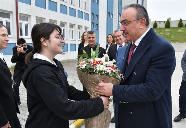Vali Soytürk Okul İdarecileri ve Öğretmenlere “Başarı Belgesi” Takdim Etti