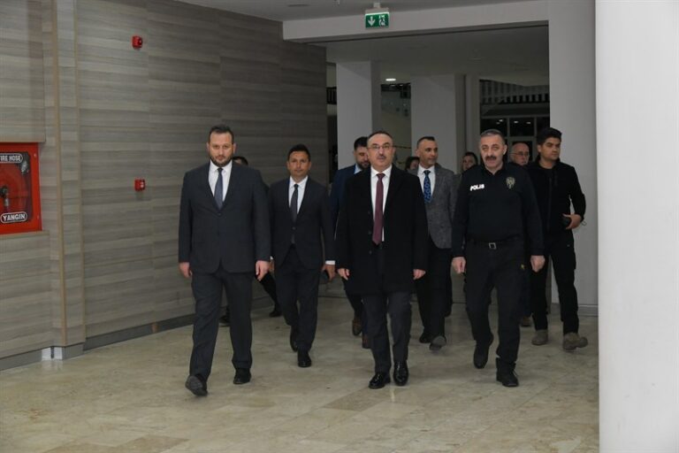 Vali Soytürk Roman Vatandaşlarla İftar Yaptı