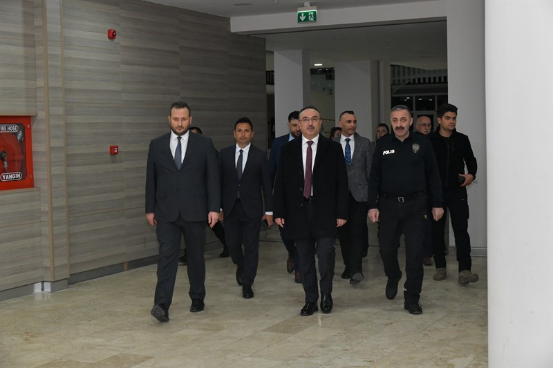 Vali Soytürk Roman Vatandaşlarla İftar Yaptı Vali Soytürk Roman Vatandaşlarla İftar Yaptı