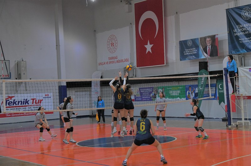 Vali Soytürk ve Nurdan Soytürk Voleybol Müsabakaları Ödül Töreni’ne Katıldı Vali Soytürk ve Nurdan Soytürk Voleybol Müsabakaları Ödül Töreni’ne Katıldı