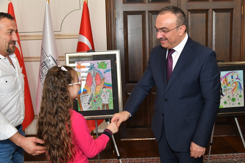 Vali Soytürk “Verem Eğitimi ve Farkındalık Haftası” Etkinlikleri Kapsamında Dereceye Giren Öğrencileri Ağırladı Vali Soytürk “Verem Eğitimi ve Farkındalık Haftası” Etkinlikleri Kapsamında Dereceye Giren Öğrencileri Ağırladı