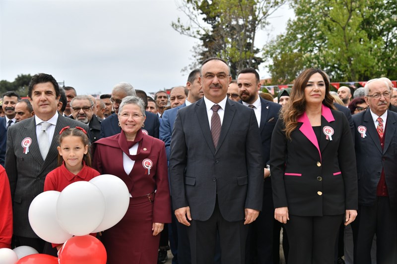 23 Nisan Ulusal Egemenlik ve Çocuk Bayramı Çelenk Sunma Töreni İle Başladı 23 Nisan Ulusal Egemenlik ve Çocuk Bayramı Çelenk Sunma Töreni İle Başladı
