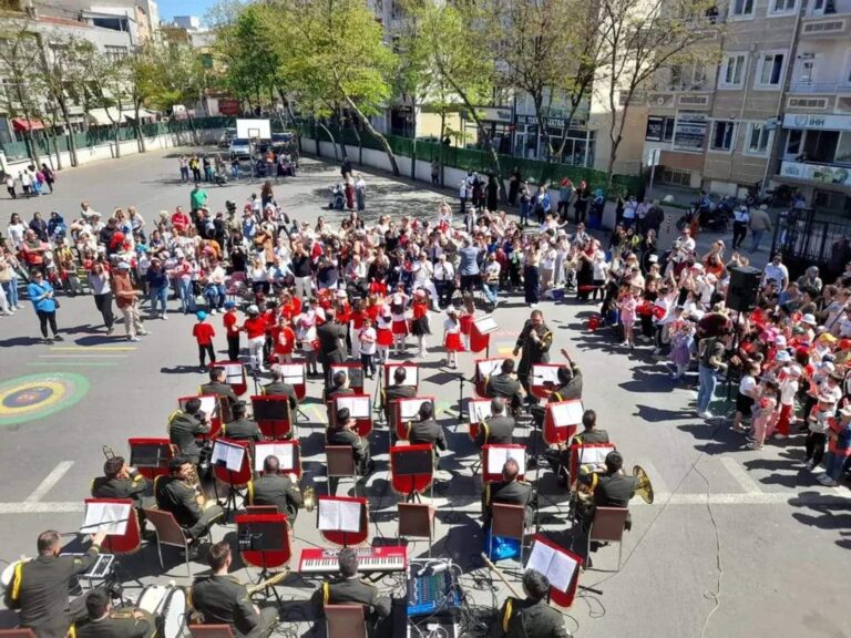 Askeri bando çocuklar için konser verdi
