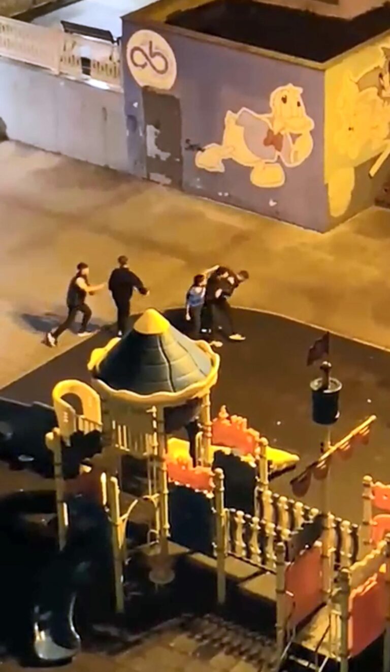 Çocuk parkında tekmeli yumruklu kavga kamerada | Çorlu’da Haber