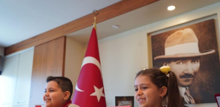 Çorlu`da Başkanlık Makamı İrem ve Kerem`e Emanet