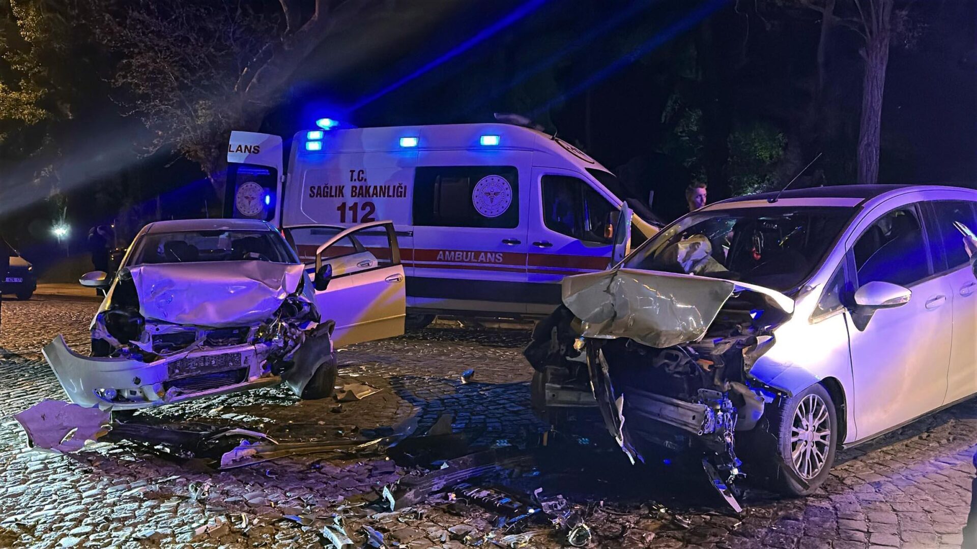 Edirne’de 2 otomobil kafa kafaya çarpıştı: 4 yaralı Edirne’de 2 otomobil kafa kafaya çarpıştı: 4 yaralı