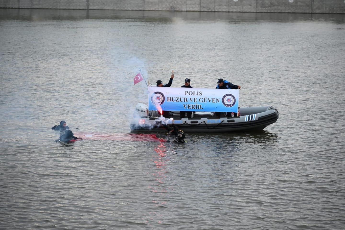 Edirne’de dalgıç polislerden Meriç Nehri’nde özel gösteri Edirne’de dalgıç polislerden Meriç Nehri’nde özel gösteri