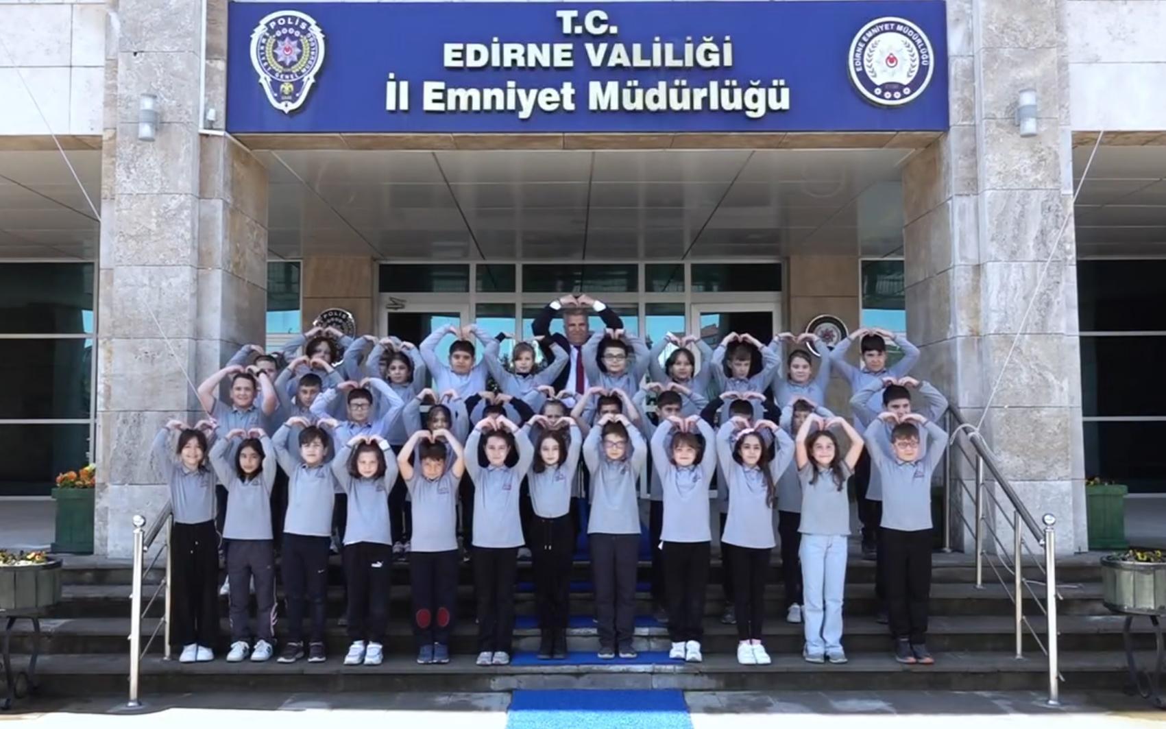Edirne’de ilkokul öğrencilerinden polislere özel video klip Edirne’de ilkokul öğrencilerinden polislere özel video klip