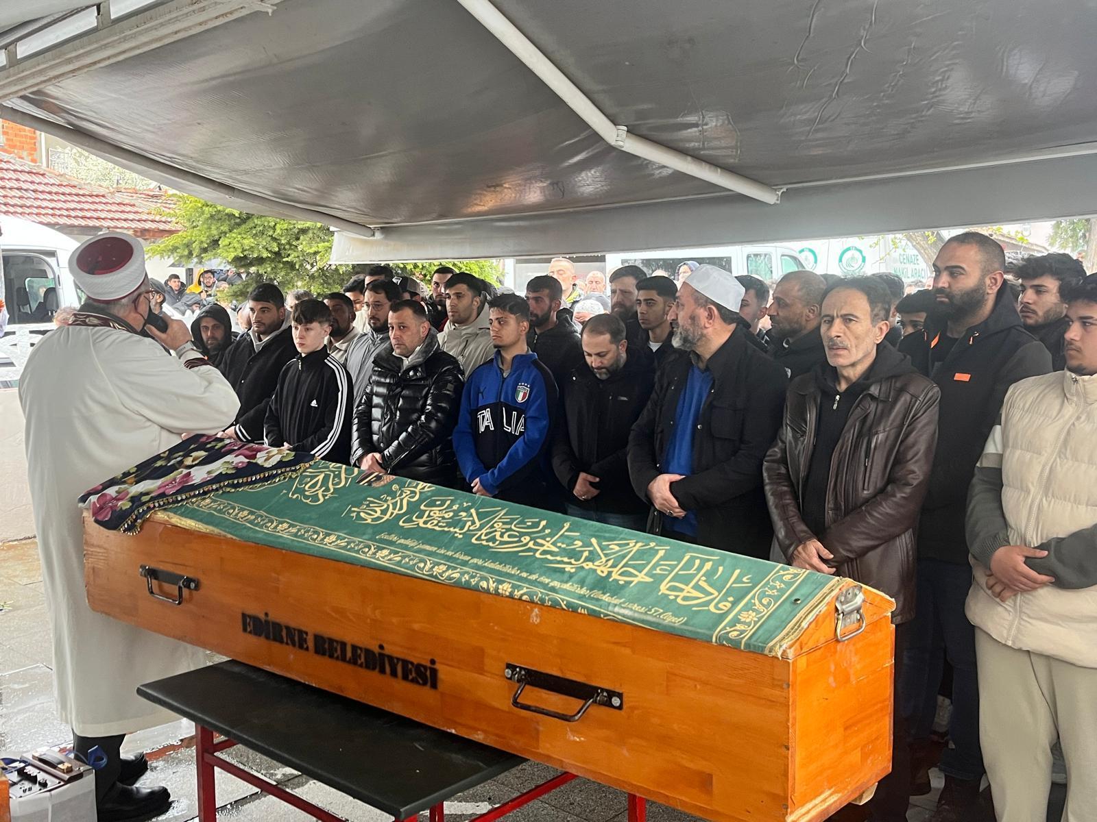 Edirne’de lise bahçesinde bıçaklanarak öldürülen Gülden, toprağa verildi Edirne’de lise bahçesinde bıçaklanarak öldürülen Gülden, toprağa verildi