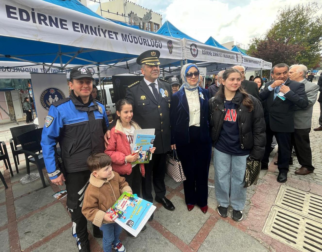 Edirne’de polisten vatandaşlara bilgilendirme Edirne’de polisten vatandaşlara bilgilendirme