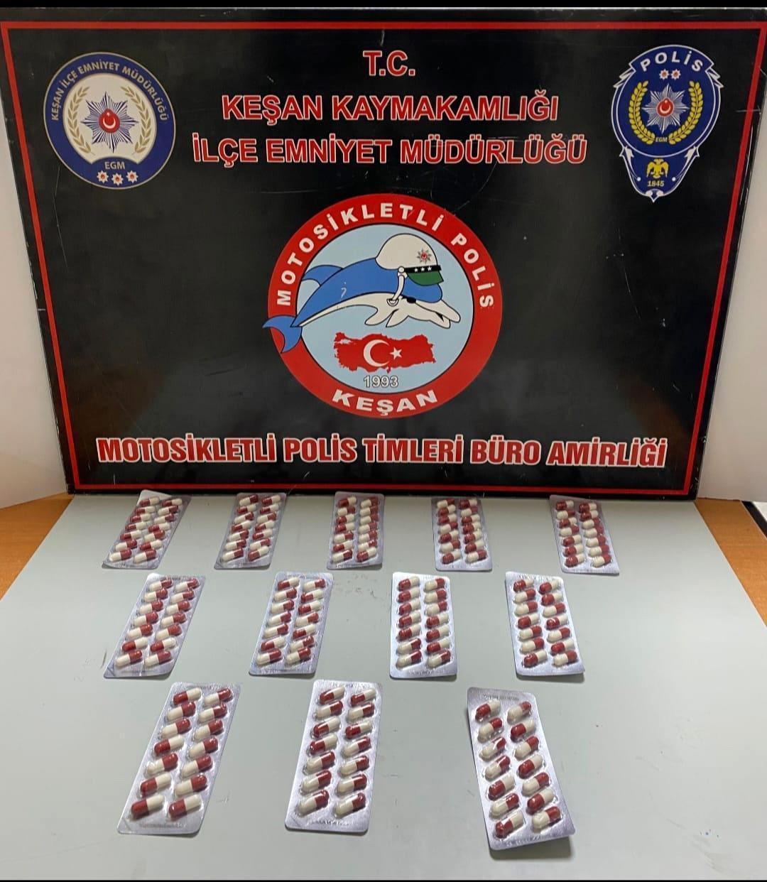 Edirne’de üzerlerinde uyuşturucu ve silahla yakalanan 3 şüpheliye gözaltı Edirne’de üzerlerinde uyuşturucu ve silahla yakalanan 3 şüpheliye gözaltı