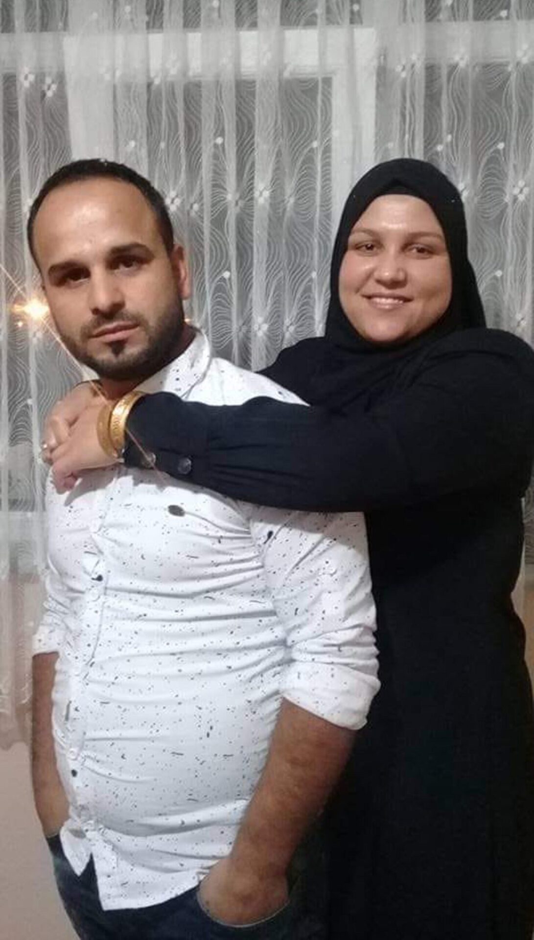 Eşini 15 bıçak darbesiyle öldüren sanık: 1 kez bıçakladım, diğer bıçak yaralarını hatırlamıyorum Eşini 15 bıçak darbesiyle öldüren sanık: 1 kez bıçakladım, diğer bıçak yaralarını hatırlamıyorum
