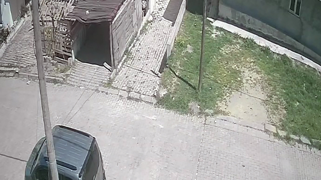 Panik Yaptı, Balkondan Aşağı Atladı: O Anlar Kamerada