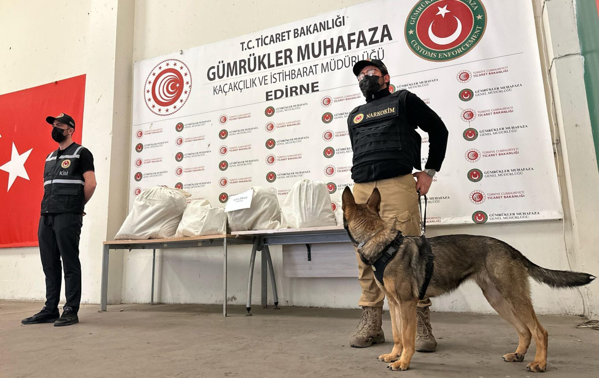 Kapıkule’de 46 kilo uyuşturucu ele geçirildi; 3 gözaltı Kapıkule’de 46 kilo uyuşturucu ele geçirildi; 3 gözaltı