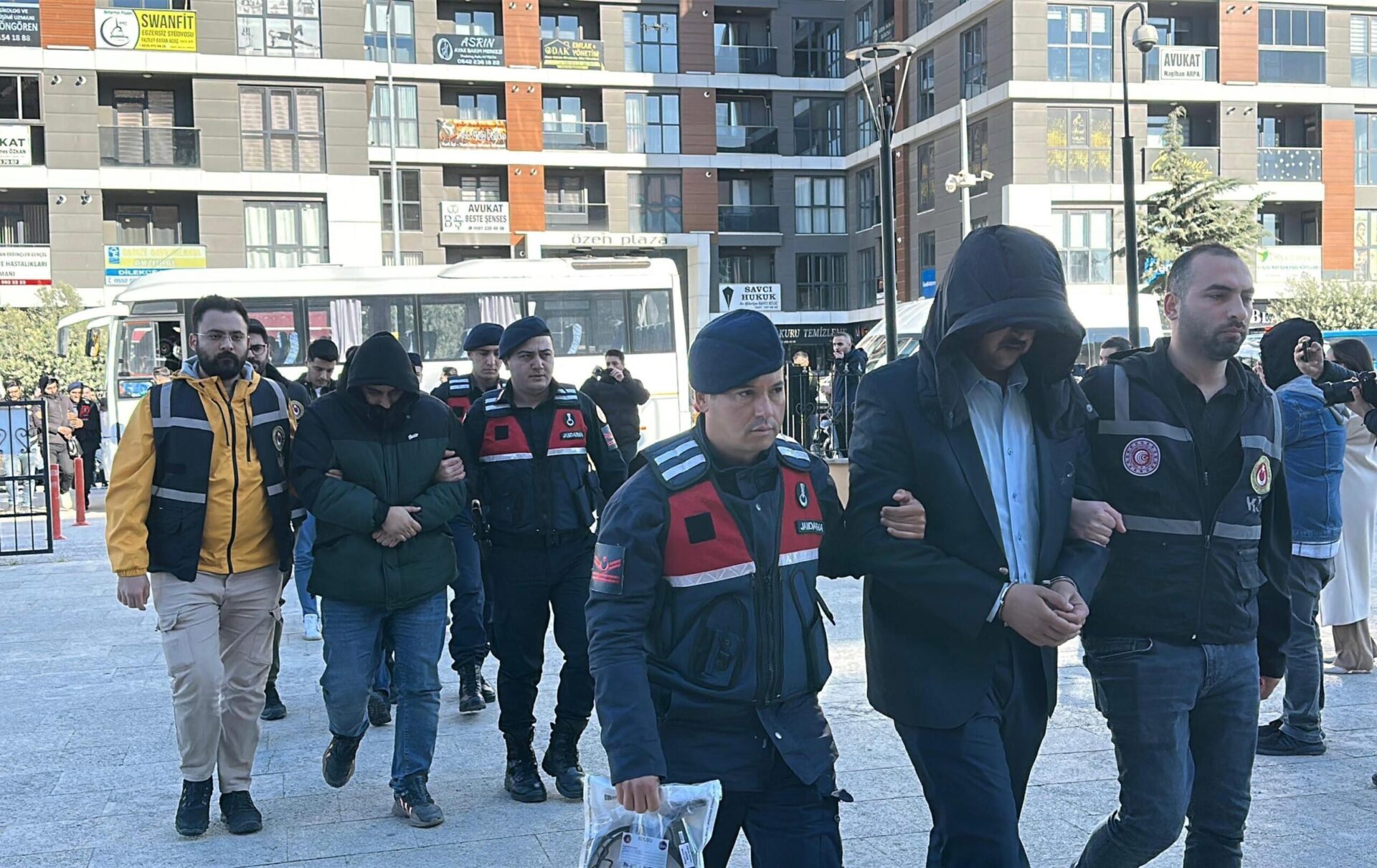 Kapıkule’de rüşvet operasyonunda gözaltına alınan 38 gümrük muhafaza memuru adliyede Kapıkule’de rüşvet operasyonunda gözaltına alınan 38 gümrük muhafaza memuru adliyede