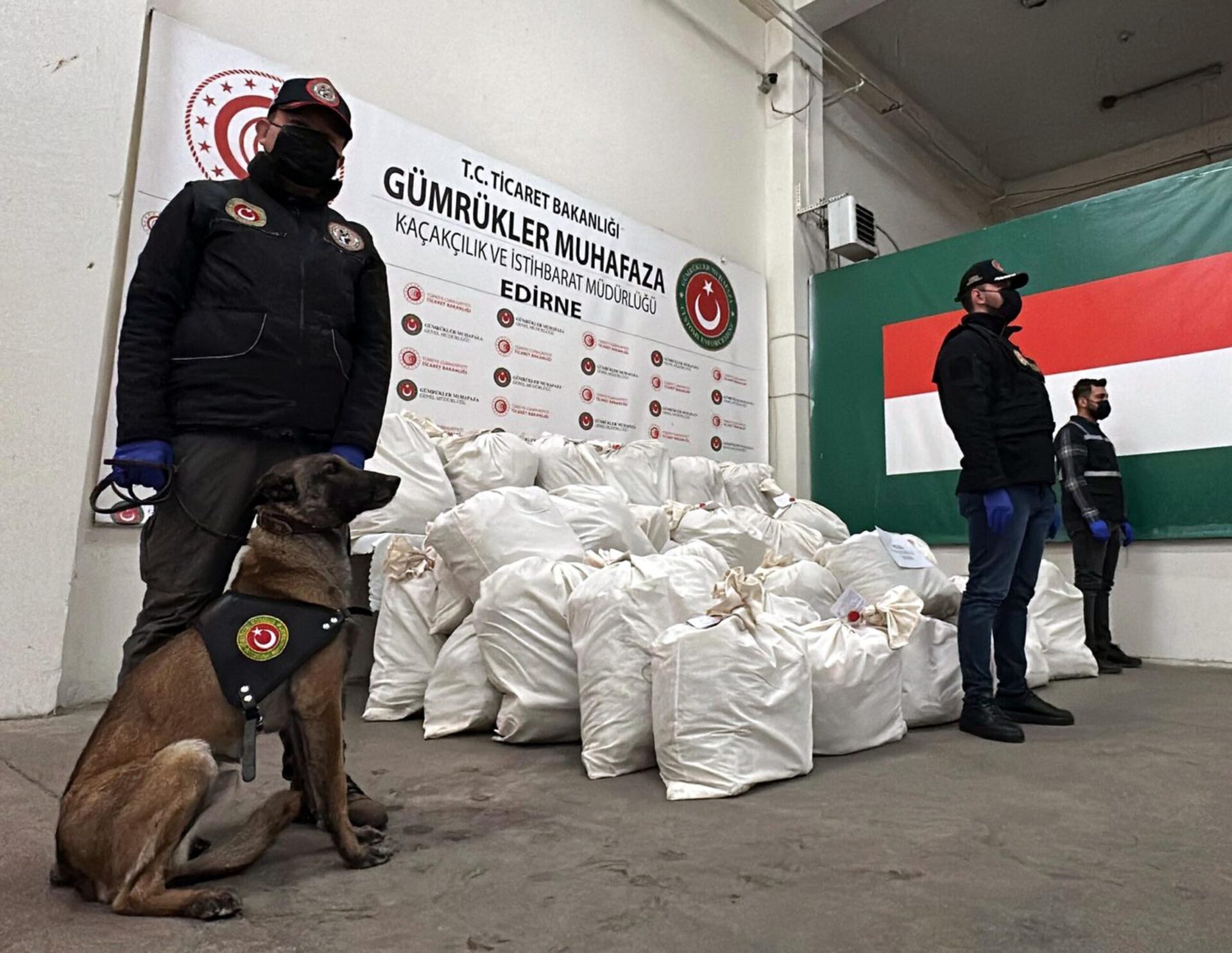 Kapıkule’de TIR’da 492 kilo uyuşturucu ele geçirildi Kapıkule’de TIR’da 492 kilo uyuşturucu ele geçirildi