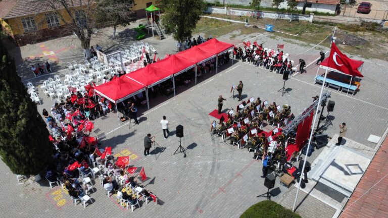 Kolordu bandosu köyde çocuklar için konser verdi