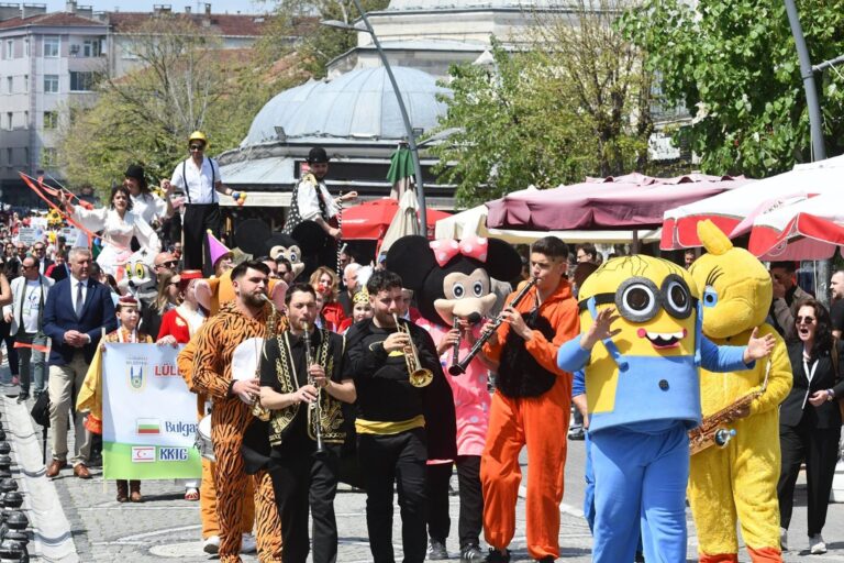 Lüleburgaz’da Uluslararası Çocuk Şenliği renkli görüntülerle başladı
