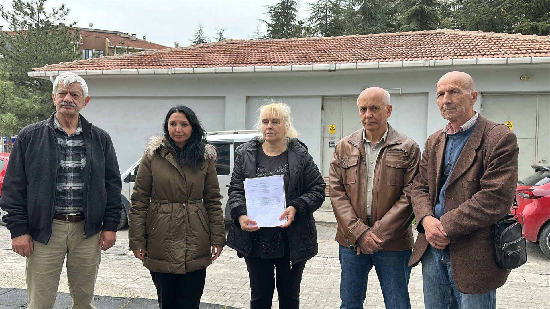 Mahkeme kararına rağmen trafo binasının yıkılmamasına mahalleliden tepki Mahkeme kararına rağmen trafo binasının yıkılmamasına mahalleliden tepki