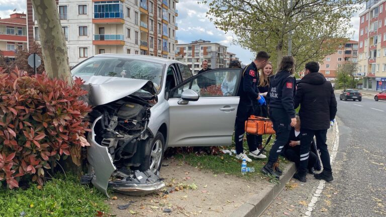 Otomobil ağaca çarptı: 3 yaralı | Çorlu’da Haber
