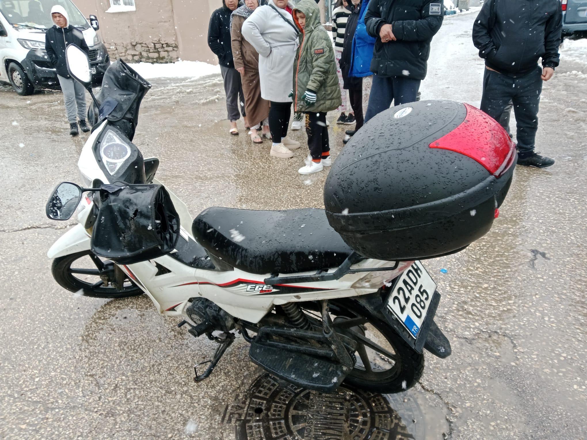 Otomobille çarpışan motosikletin ehliyetsiz ve kasksız sürücüsü yaralandı Otomobille çarpışan motosikletin ehliyetsiz ve kasksız sürücüsü yaralandı