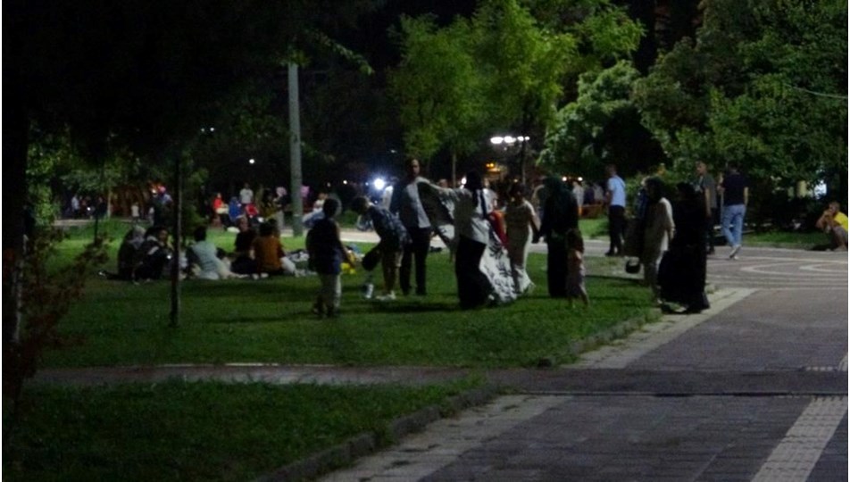 Deprem Korkusu Vatandaşları Parklara Yönlendirdi: Çorlu’da Gece Dışarıda Geçiyor Deprem Korkusu Vatandaşları Parklara Yönlendirdi: Çorlu’da Gece Dışarıda Geçiyor
