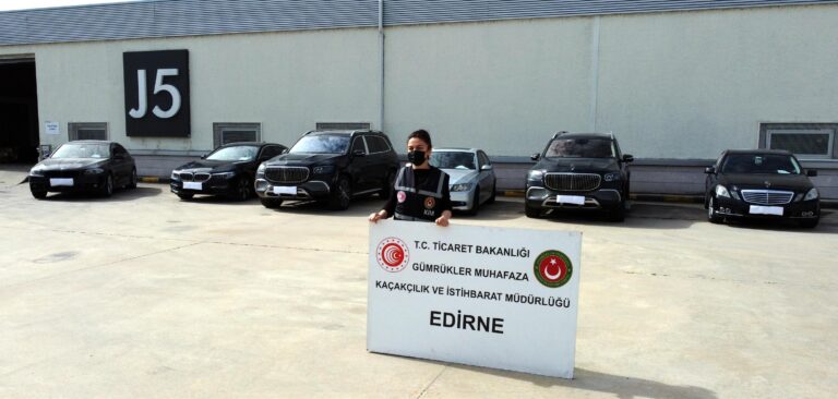 Sahte emeklilik belgeleriyle yurda sokulmak istenen 100 milyon TL’lik lüks araçlara el konuldu