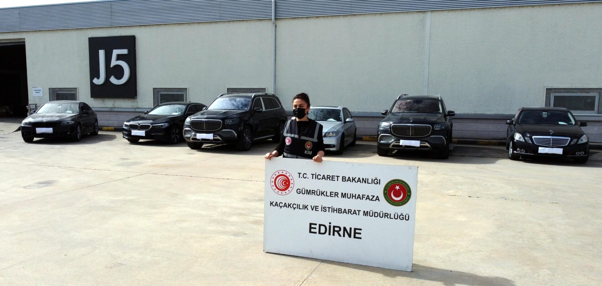 Sahte emeklilik belgeleriyle yurda sokulmak istenen 100 milyon TL’lik lüks araçlara el konuldu Sahte emeklilik belgeleriyle yurda sokulmak istenen 100 milyon TL’lik lüks araçlara el konuldu