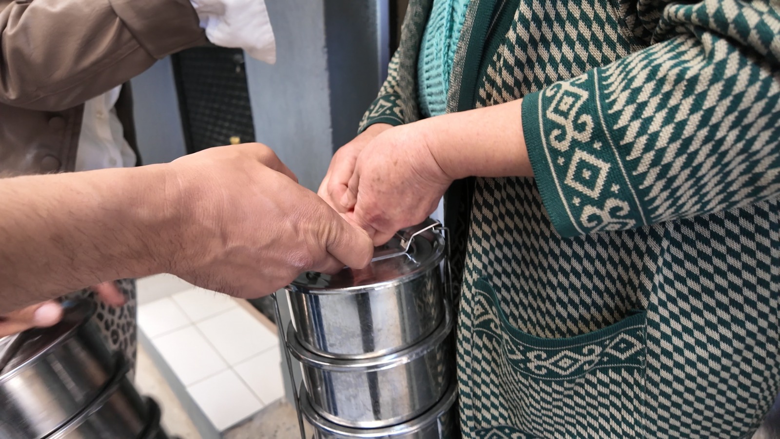 Süleymanpaşa Belediyesinden İhtiyaç Sahiplerine Her Gün Dört Kap Sıcak Yemek Süleymanpaşa Belediyesinden İhtiyaç Sahiplerine Her Gün Dört Kap Sıcak Yemek